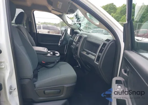 2019 Ram 1500 Classic Express 4X2 6'4 Box z USA, uszkodzony, nr VIN 1C6RR6FG8KS500099